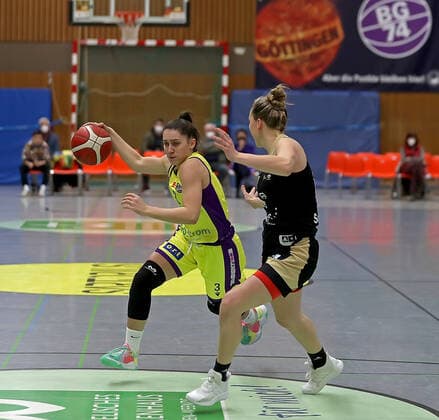 GSD zje123 Basketball Bundesliga Women Medical Instinct Violets BG74 TK Hannover Luchse Göttingens Dragana Domuzin on the ball against Hannovers Finja Schaake