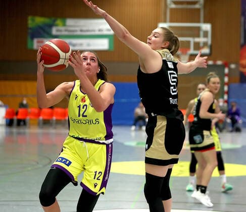 GSD zje123 Basketball Bundesliga Women Medical Instinct Violets BG74 TK Hannover Luchse Göttingens Marie Reichert on the ball against Hannovers Samantha Roscoe
