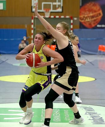 GSD zje123 Basketball Bundesliga Women Medical Instinct Violets BG74 TK Hannover Luchse Göttingens Marie Reichert on the ball against Hannovers Samantha Roscoe