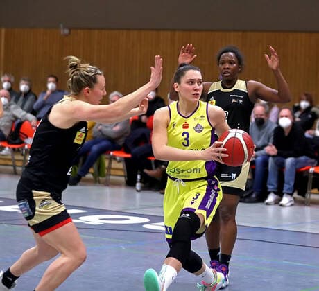 GSD zje123 Basketball Bundesliga Women Medical Instinct Violets BG74 TK Hannover Luchse Göttingens Dragana Domuzin on the ball against Hannovers Kelly la nice Moten