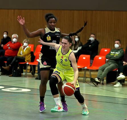 GSD zje123 Basketball Bundesliga Women Medical Instinct Violets BG74 TK Hannover Luchse Göttingens Dragana Domuzin on the ball against Hannovers Kelly la nice Moten