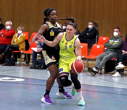 GSD zje123 Basketball Bundesliga Women Medical Instinct Violets BG74 TK Hannover Luchse Göttingens Dragana Domuzin on the ball against Hannovers Kelly la nice Moten