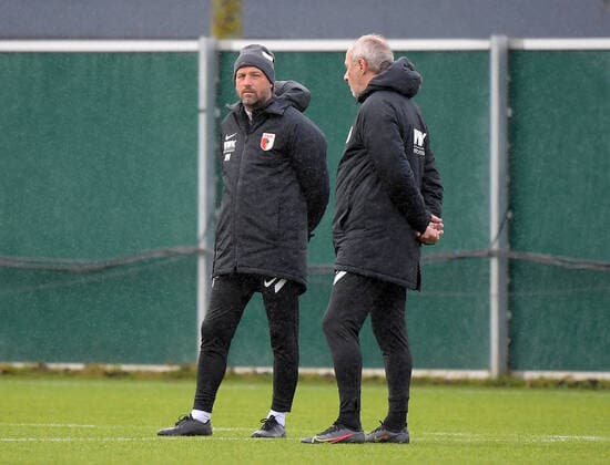 30 12 2021, xemx, Fussball Bundesliga, FC Augsburg Training emspor, v l Head Coach Markus Weinzierl FC Augsburg , Co Coach Reiner Maurer FC Augsburg DFL DFB REGULATES PROHIBIT ANY USE OF PHOTOGRAPHS as IMAGE SEQUENCES and or QUASI VIDEO Augsburg