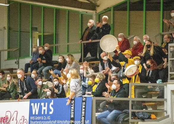 29 12 2021, xmohx, Basketball Bundesliga women, inexio Royals Saarlouis Rutronik Stars Keltern emspor, v l spectators Saarlouis.