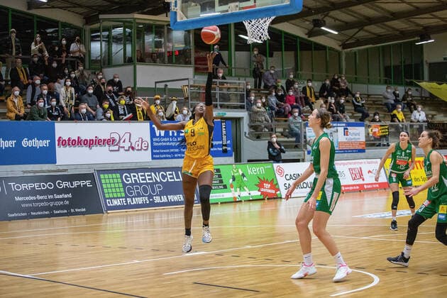 29 12 2021, xmohx, Basketball Bundesliga Frauen, inexio Royals Saarlouis Rutronik Stars Keltern emspor, v l Leah Alexandria Scott am wurf Saarlouis.