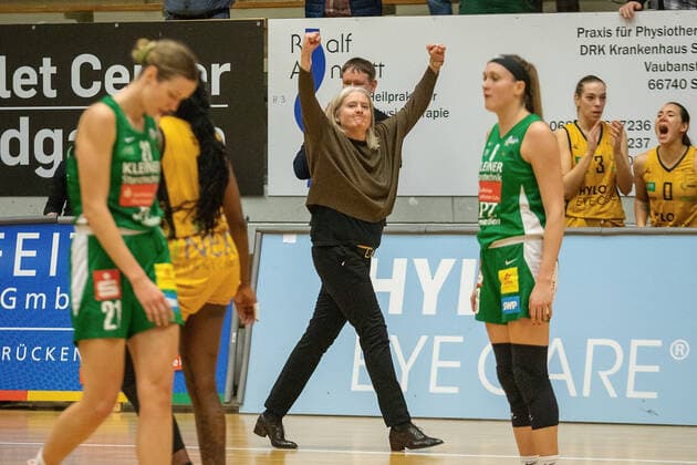 29 12 2021, xmohx, Basketball Bundesliga women, inexio Royals Saarlouis Rutronik Stars Keltern emspor, v l coach Isabel Fernandez cheers Saarlouis.