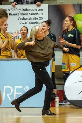 29 12 2021, xmohx, Basketball Bundesliga women, inexio Royals Saarlouis Rutronik Stars Keltern emspor, v l coach Isabel Fernandez cheers Saarlouis.