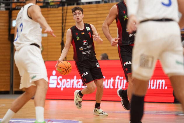 29 12 2021, Bochum, Germany, Rundsporthalle, Pro A VfL SparkassenStars Bochum vs Artland Dragons 29 12 2021 , Zachary Ensminger Artland Dragons in attack Photo Sendlak EU Images Bochum Rundsporthalle Germany  eu-images-571