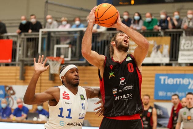 29 12 2021, Bochum, Germany, Rundsporthalle, Pro A VfL SparkassenStars Bochum vs Artland Dragons 29 12 2021 , Adam Pechacek Artland Dragons and Tony Hicks VfL SparkassenStars Bochum in duel Photo Sendlak EU Images Bochum Rundsporthalle Germany  eu-images-571