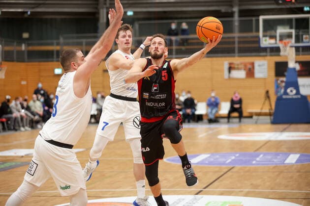 29 12 2021, Bochum, Germany, Rundsporthalle, Pro A VfL SparkassenStars Bochum vs Artland Dragons 29 12 2021 , Chase Chandler Griffin Artland Dragons and Kilian Dietz VfL SparkassenStars Bochum in duel Foto Sendlak EU Images Bochum Rundsporthalle Germany  eu-images-571