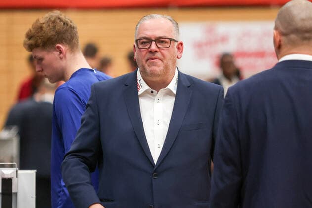 29 12 2021, Bochum, Germany, Rundsporthalle, Pro A VfL SparkassenStars Bochum vs Artland Dragons 29 12 2021 , Coach Felix Banobre VfL SparkassenStars Bochum in duel Photo Sendlak EU Images Bochum Rundsporthalle Germany  eu-images-571