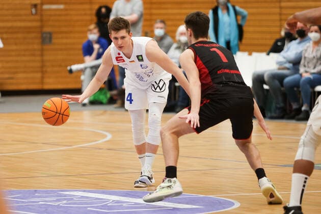 29 12 2021, Bochum, Germany, Rundsporthalle, Pro A VfL SparkassenStars Bochum vs Artland Dragons 29 12 2021 , Niklas Geske VfL SparkassenStars Bochum and Zachary Ensminger Artland Dragons in duel Foto Sendlak EU Images Bochum Rundsporthalle Germany  eu-images-571