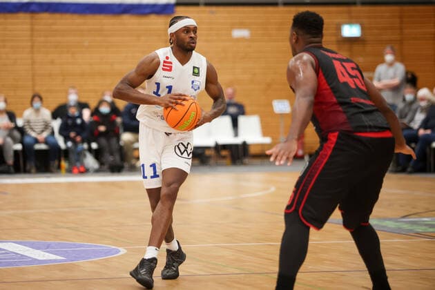 29 12 2021, Bochum, Germany, Rundsporthalle, Pro A VfL SparkassenStars Bochum vs Artland Dragons 29 12 2021 , Tony Hicks VfL SparkassenStars Bochum and Demetrius Ward Artland Dragons in duel Foto Sendlak EU Images Bochum Rundsporthalle Germany  eu-images-571