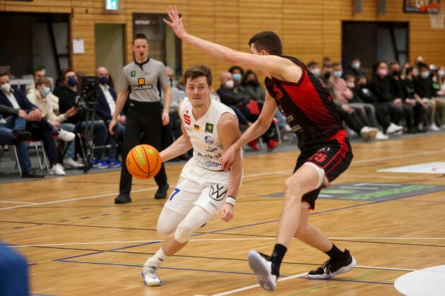 29 12 2021, Bochum, Germany, Rundsporthalle, Pro A VfL SparkassenStars Bochum vs Artland Dragons 29 12 2021 , Lars Kamp VfL SparkassenStars Bochum and Jacob Knauf Artland Dragons in duel Foto Sendlak EU Images Bochum Rundsporthalle Germany  eu-images-571