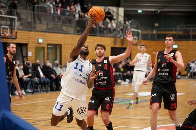 29 12 2021, Bochum, Germany, Rundsporthalle, Pro A VfL SparkassenStars Bochum vs Artland Dragons 29 12 2021 , Tony Hicks VfL SparkassenStars Bochum and Thorben Doeding Artland Dragons in duel Foto Sendlak EU Images Bochum Rundsporthalle Germany  eu-images-571