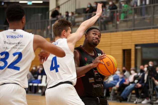 29 12 2021, Bochum, Germany, Rundsporthalle, Pro A VfL SparkassenStars Bochum vs Artland Dragons 29 12 2021 , Demetrius Ward Artland Dragons and Niklas Geske VfL SparkassenStars Bochum in duel Foto Sendlak EU Images Bochum Rundsporthalle Germany  eu-images-571