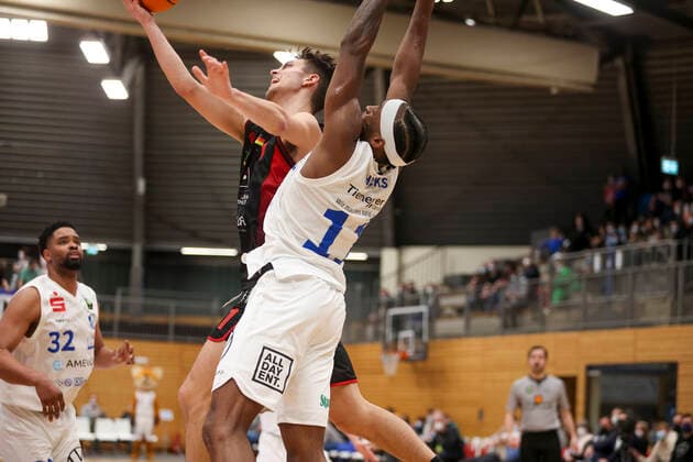 29 12 2021, Bochum, Germany, Rundsporthalle, Pro A VfL SparkassenStars Bochum vs Artland Dragons 29 12 2021 , Zachary Ensminger Artland Dragons and Tony Hicks VfL SparkassenStars Bochum in duel Foto Sendlak EU Images Bochum Rundsporthalle Germany  eu-images-571