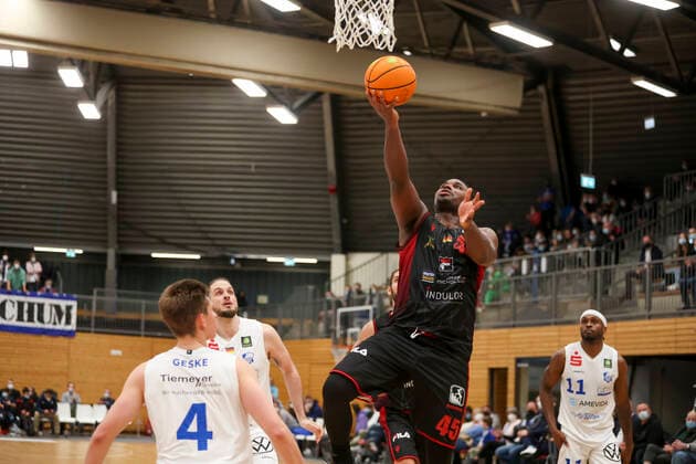 29 12 2021, Bochum, Germany, Rundsporthalle, Pro A VfL SparkassenStars Bochum vs Artland Dragons 29 12 2021 , Demetrius Ward Artland Dragons with the basket Photo Sendlak EU Images Bochum Rundsporthalle Germany  eu-images-571