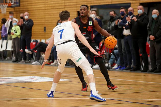 29 12 2021, Bochum, Germany, Rundsporthalle, Pro A VfL SparkassenStars Bochum vs Artland Dragons 29 12 2021 , Lars Kamp VfL SparkassenStars Bochum and Demetrius Ward Artland Dragons in duel Foto Sendlak EU Images Bochum Rundsporthalle Germany  eu-images-571