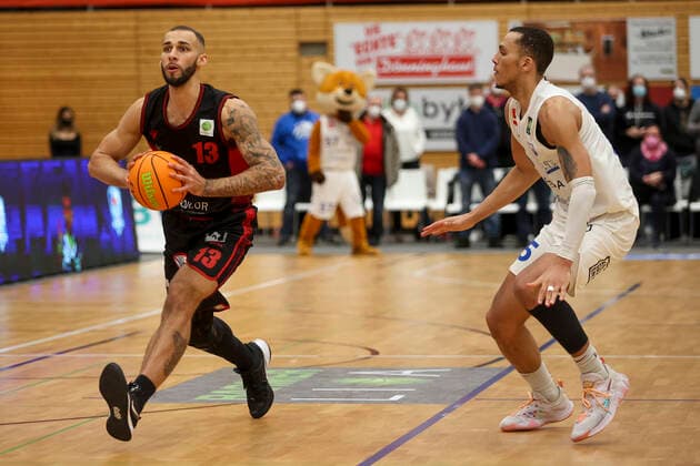 29 12 2021, Bochum, Germany, Rundsporthalle, Pro A VfL SparkassenStars Bochum vs Artland Dragons 29 12 2021 , Taren Valdis Sullivan Artland Dragons and Dominic Jevon Green VfL SparkassenStars Bochum in duel Photo Sendlak EU Images Bochum Rundsporthalle Germany  eu-images-571