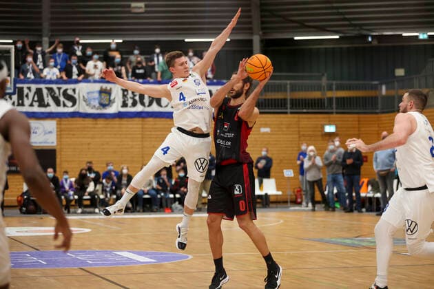 29 12 2021, Bochum, Germany, Rundsporthalle, Pro A VfL SparkassenStars Bochum vs Artland Dragons 29 12 2021 , Niklas Geske VfL SparkassenStars Bochum and Adam Pechacek Artland Dragons in duel Foto Sendlak EU Images Bochum Rundsporthalle Germany  eu-images-571