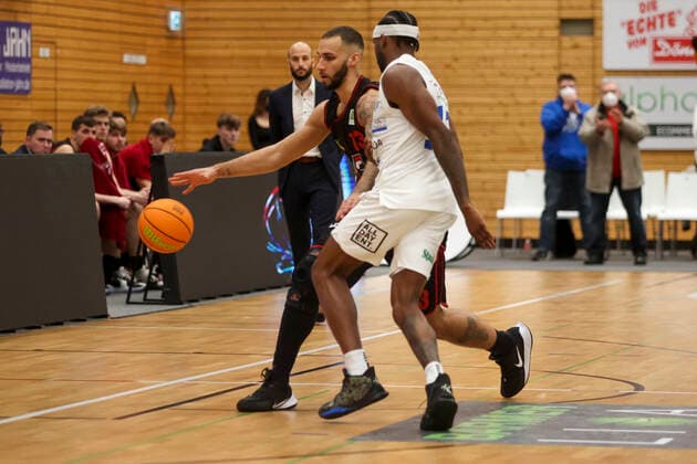 29 12 2021, Bochum, Germany, Rundsporthalle, Pro A VfL SparkassenStars Bochum vs Artland Dragons 29 12 2021 , Taren Valdis Sullivan Artland Dragons and Tony Hicks VfL SparkassenStars Bochum in duel Photo Sendlak EU Images Bochum Rundsporthalle Germany  eu-images-571