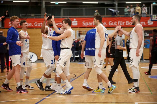 29 12 2021, Bochum, Germany, Rundsporthalle, Pro A VfL SparkassenStars Bochum vs Artland Dragons 29 12 2021 , VfL SparkassenStars Bochum cheering after the victory Photo Sendlak EU Images Bochum Rundsporthalle Germany  eu-images-571