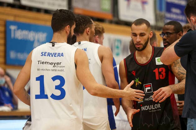 29 12 2021, Bochum, Germany, Rundsporthalle, Pro A VfL SparkassenStars Bochum vs Artland Dragons 29 12 2021 , Miquel Servera Rodriguez VfL SparkassenStars Bochum and Taren Valdis Sullivan Artland Dragons say goodbye Photo Sendlak EU Images Bochum Rundsporthalle Germany  eu-images-571