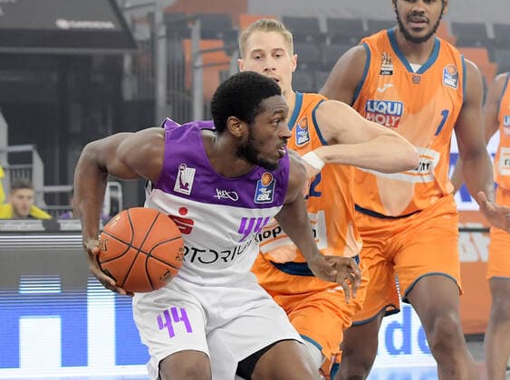 30 12 2021, xemx, Basketball BBL, rathiopharm Ulm BG Goettingen emspor, v l Kamar Baldwin BG Goettingen , Thomas Klepeisz ratiopharm Ulm Zweikampf, action, battle for the ball Ulm