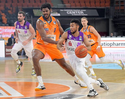 30 12 2021, xemx, Basketball BBL, rathiopharm Ulm BG Goettingen emspor, v l Christiano Felicio ratiopharm Ulm , Stephen Brown Jr BG Goettingen Zweikampf, action, action, battle for the ball Ulm