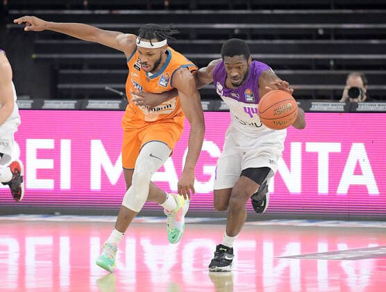 30 12 2021, xemx, Basketball BBL, rathiopharm Ulm BG Goettingen emspor, v l Jaron Blossomgame ratiopharm Ulm , Kamar Baldwin BG Goettingen Zweikampf, action, battle for the ball Ulm
