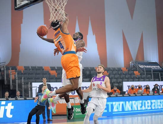 30 12 2021, xemx, Basketball BBL, rathiopharm Ulm BG Goettingen emspor, v l Jaron Blossomgame ratiopharm Ulm , Kamar Baldwin BG Goettingen Ulm.