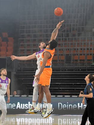 30 12 2021, xemx, Basketball BBL, rathiopharm Ulm BG Goettingen emspor, v l Harper Kamp BG Goettingen , Christiano Felicio ratiopharm Ulm Zweikampf, action, action, battle for the ball Ulm