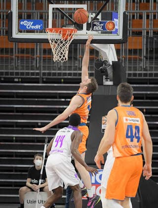 30 12 2021, xemx, Basketball BBL, rathiopharm Ulm BG Goettingen emspor, v l Philipp Herkenhoff ratiopharm Ulm with basket Ulm