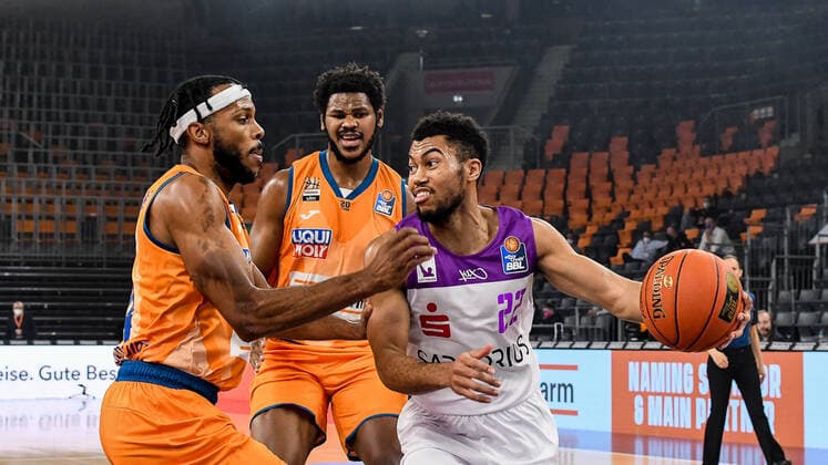 GER, BBL, ratiopharm ulm vs BG Göttingen Goettingen 30 12 2021, ratiopharm arena, Neu Ulm, GER, BBL, ratiopharm ulm vs BG Göttingen Goettingen, pictured Stephen Brown Jr Goettingen, 22 tries to get through against Jaron Blossomgame Ulm, 4 nordphotoxGmbHx xHafner nph00200