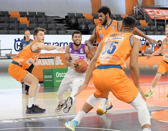 30 12 2021, xemx, Basketball BBL, rathiopharm Ulm BG Goettingen emspor, v l Fedor Zugic ratiopharm Ulm , Stephen Brown Jr BG Goettingen , Christiano Felicio ratiopharm Ulm , Karim Jallow ratiopharm Ulm Ulm