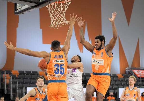 30 12 2021, xemx, Basketball BBL, rathiopharm Ulm BG Goettingen emspor, v l Karim Jallow ratiopharm Ulm , Stephen Brown Jr BG Goettingen , Christiano Felicio ratiopharm Ulm Zweikampf, action, action, battle for the ball Ulm