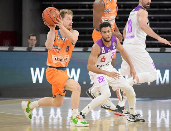 30 12 2021, xemx, Basketball BBL, rathiopharm Ulm BG Goettingen emspor, v l Per Guenther ratiopharm Ulm , Stephen Brown Jr BG Goettingen Zweikampf, action, action, battle for the ball Ulm
