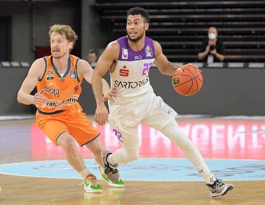 30 12 2021, xemx, Basketball BBL, rathiopharm Ulm BG Goettingen emspor, v l Per Guenther ratiopharm Ulm , Stephen Brown Jr BG Goettingen Zweikampf, action, action, battle for the ball Ulm