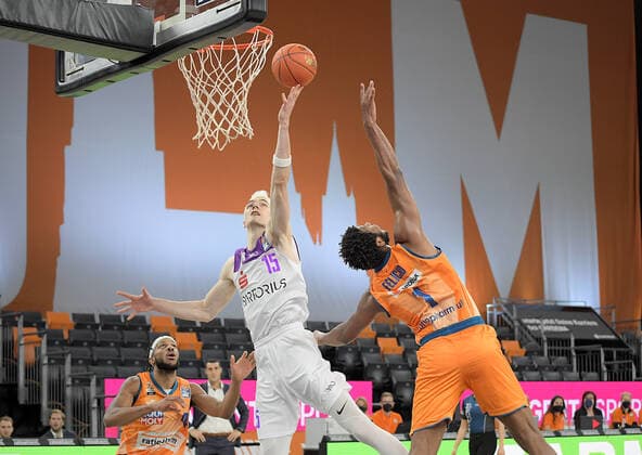 30 12 2021, xemx, Basketball BBL, rathiopharm Ulm BG Goettingen emspor, v l Philipp Hartwich BG Goettingen , Christiano Felicio ratiopharm Ulm Zweikampf, action, action, battle for the ball Ulm