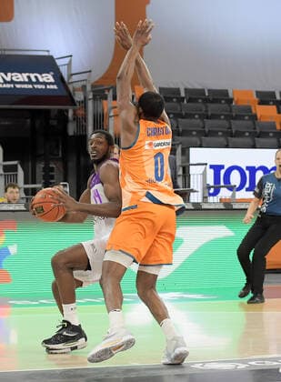 30 12 2021, xemx, Basketball BBL, rathiopharm Ulm BG Goettingen emspor, v l Kamar Baldwin BG Goettingen , Semaj Christon ratiopharm Ulm duel, action, action, battle for the ball Ulm.