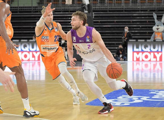30 12 2021, xemx, Basketball BBL, rathiopharm Ulm BG Goettingen emspor, v l Thomas Klepeisz ratiopharm Ulm , Jake Toolson BG Goettingen Zweikampf, action, battle for the ball Ulm