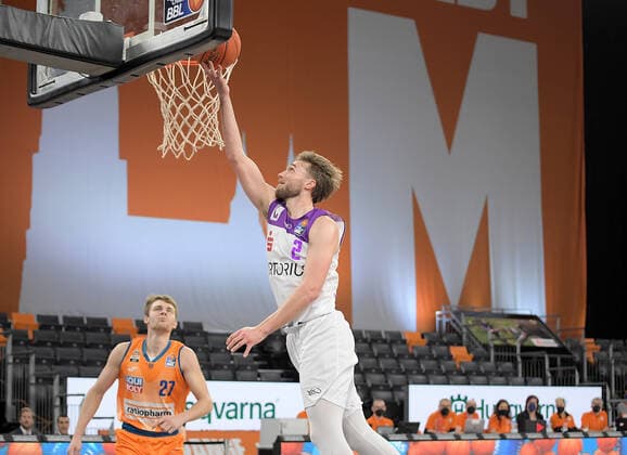 30 12 2021, xemx, Basketball BBL, rathiopharm Ulm BG Goettingen emspor, v l Jake Toolson BG Goettingen with basket Ulm.