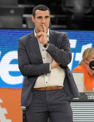 30 12 2021, xemx, Basketball BBL, rathiopharm Ulm BG Goettingen emspor, v l head coach Roel Moors BG Goettingen pensive, gruebelnd Ulm.