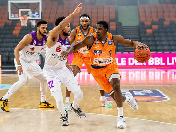 Semaj Christon Ratiopharm Ulm, 00 in duel with Stephen Brown Jr BG Goettingen, 22 , Ratiopharm Ulm vs BG Goettingen, easycredit 1 Bundesliga, Basketball, Men, 30 12 2021 Ratiopharm Ulm vs BG Goettingen, easycredit 1 Bundesliga, Basketball, Men, 30 12 2021 New Ulm Copyright: xMichaelxSchmidt Eibner-Pressefotx EP_MST