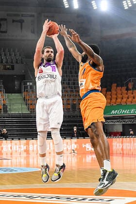 GER, BBL, ratiopharm ulm vs BG Göttingen Goettingen 30 12 2021, ratiopharm arena, Neu Ulm, GER, BBL, ratiopharm ulm vs BG Göttingen Goettingen, pictured Harper Kamp Goettingen, 18 at the toss. nordphotoxGmbHx xHafner nph00200