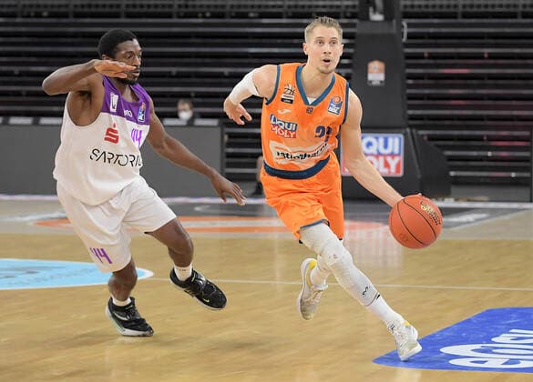 30 12 2021, xemx, Basketball BBL, rathiopharm Ulm BG Goettingen emspor, v l Kamar Baldwin BG Goettingen , Thomas Klepeisz ratiopharm Ulm Zweikampf, action, battle for the ball Ulm