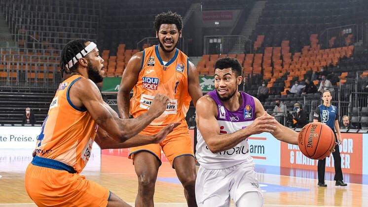 GER, BBL, ratiopharm ulm vs BG Göttingen Goettingen 30 12 2021, ratiopharm arena, Neu Ulm, GER, BBL, ratiopharm ulm vs BG Göttingen Goettingen, pictured Jaron Blossomgame Ulm, 4 , Cristiano Felicio Ulm, 1 , Stephen Brown Jr Goettingen, 22 nordphotoxGmbHx xHafner nph00200