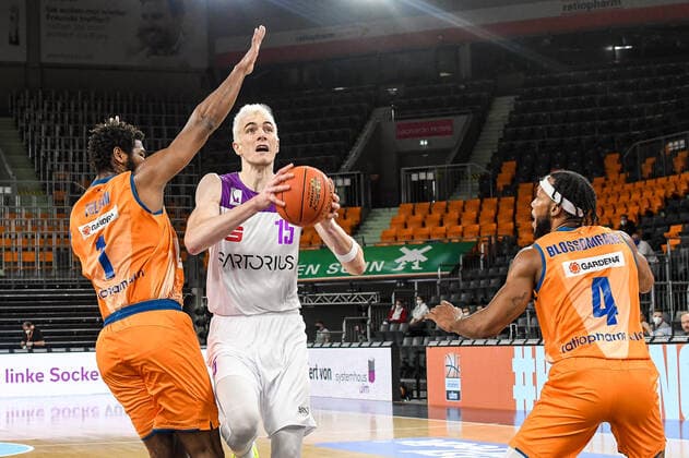 GER, BBL, ratiopharm ulm vs BG Göttingen Goettingen 30 12 2021, ratiopharm arena, Neu Ulm, GER, BBL, ratiopharm ulm vs BG Göttingen Goettingen, pictured Cristiano Felicio Ulm, 1 , Philipp Hartwich Goettingen, 15 , Jaron Blossomgame Ulm, 4 nordphotoxGmbHx xHafner nph00200