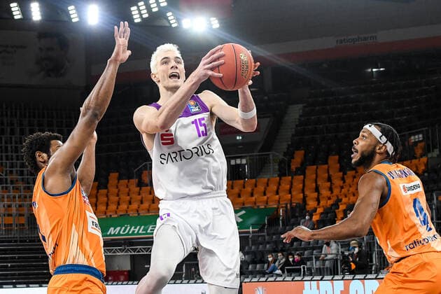 GER, BBL, ratiopharm ulm vs BG Göttingen Goettingen 30 12 2021, ratiopharm arena, Neu Ulm, GER, BBL, ratiopharm ulm vs BG Göttingen Goettingen, pictured Cristiano Felicio Ulm, 1 , Philipp Hartwich Goettingen, 15 , Jaron Blossomgame Ulm, 4 nordphotoxGmbHx xHafner nph00200